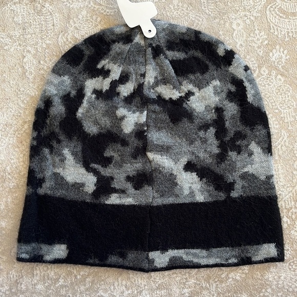 Brand New Michael Kors Black & Gray Camo Knit Beanie Hat Warm & Soft Winter Cap - Picture 6 of 11